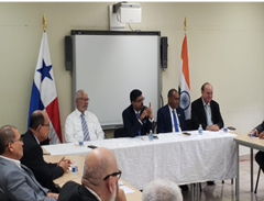 Directivos con el embajador de la India